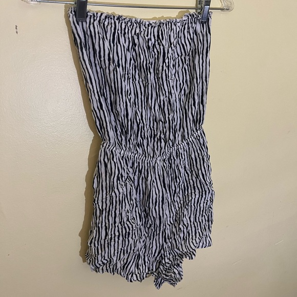 Divided Black and White Striped Romper Size 6 - Picture 1 of 6